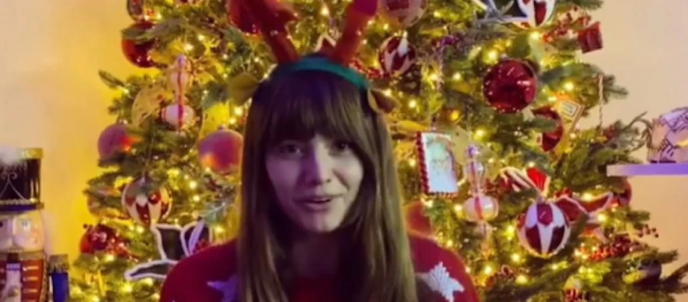 Ηλιάνα Παπαγεωργίου: Ποζάρει και εύχεται μπροστά από το χριστουγεννιάτικο δέντρο της (βίντεο)